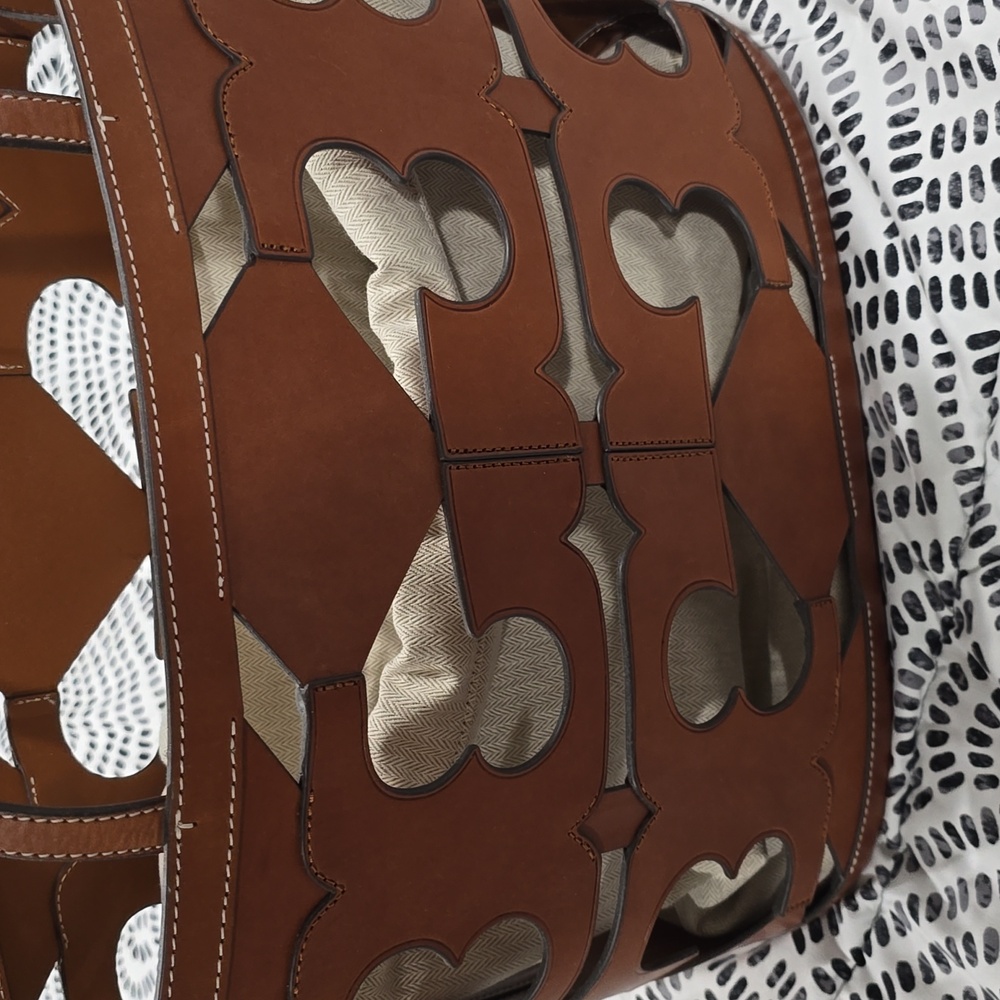 Tory Burch Tan Cutout Tote Bag - Picture 3 of 11